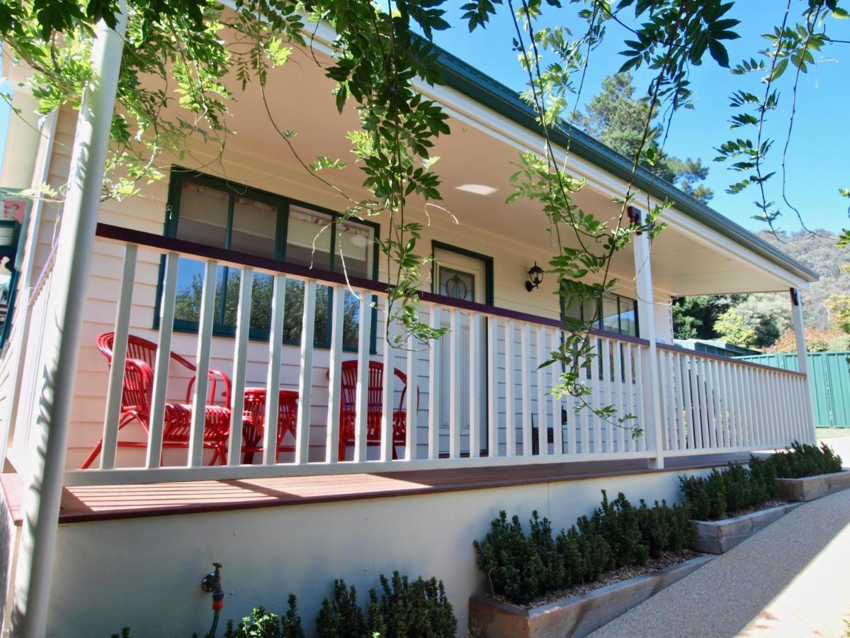 Tiffany'S Cottages Bright Exterior foto